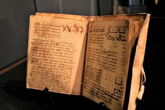 Muž, který předběhl Leonarda: Příběh zapomenutého letce z Córdoby